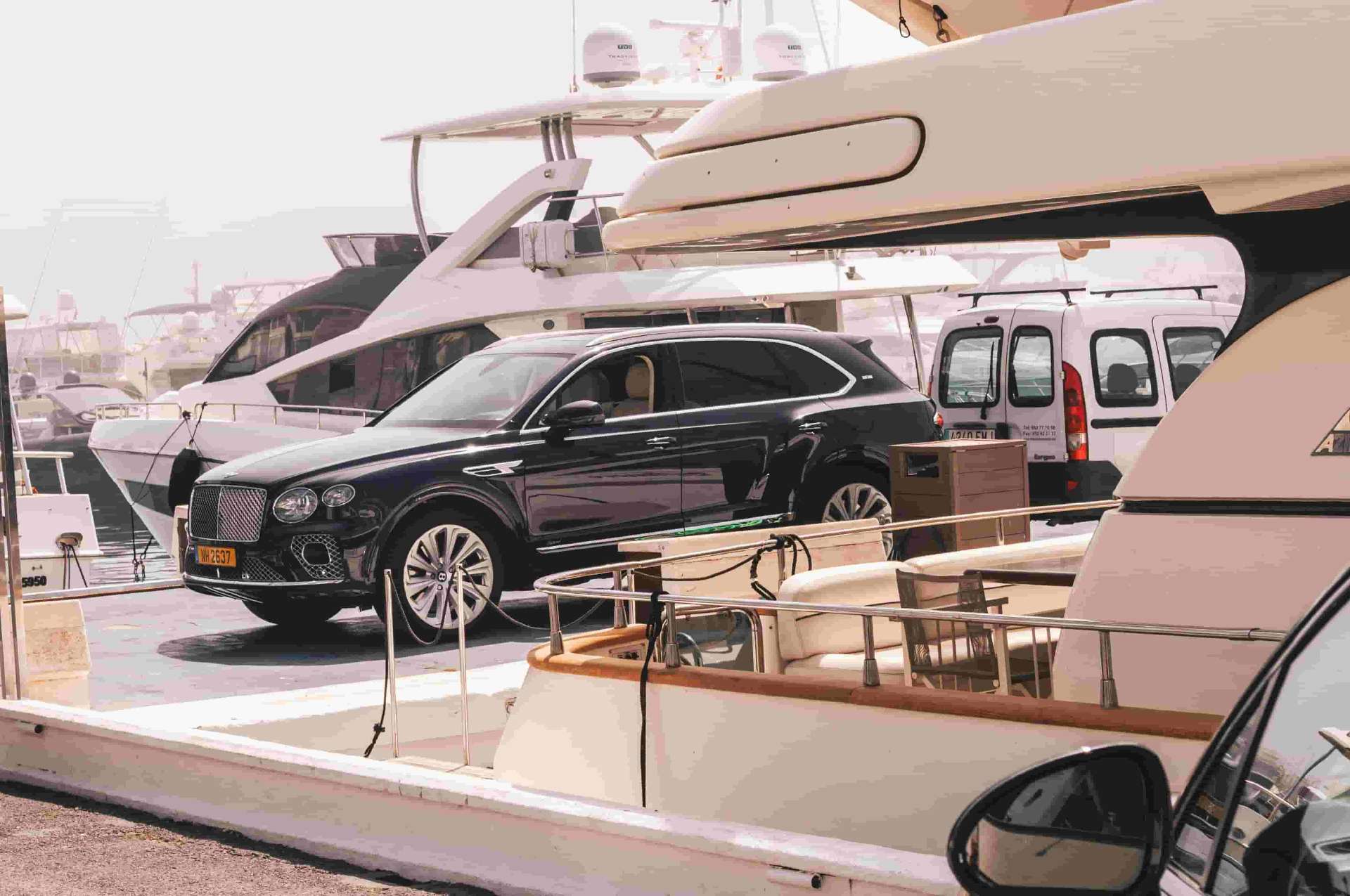 Coche de lujo en puerto deportivo español