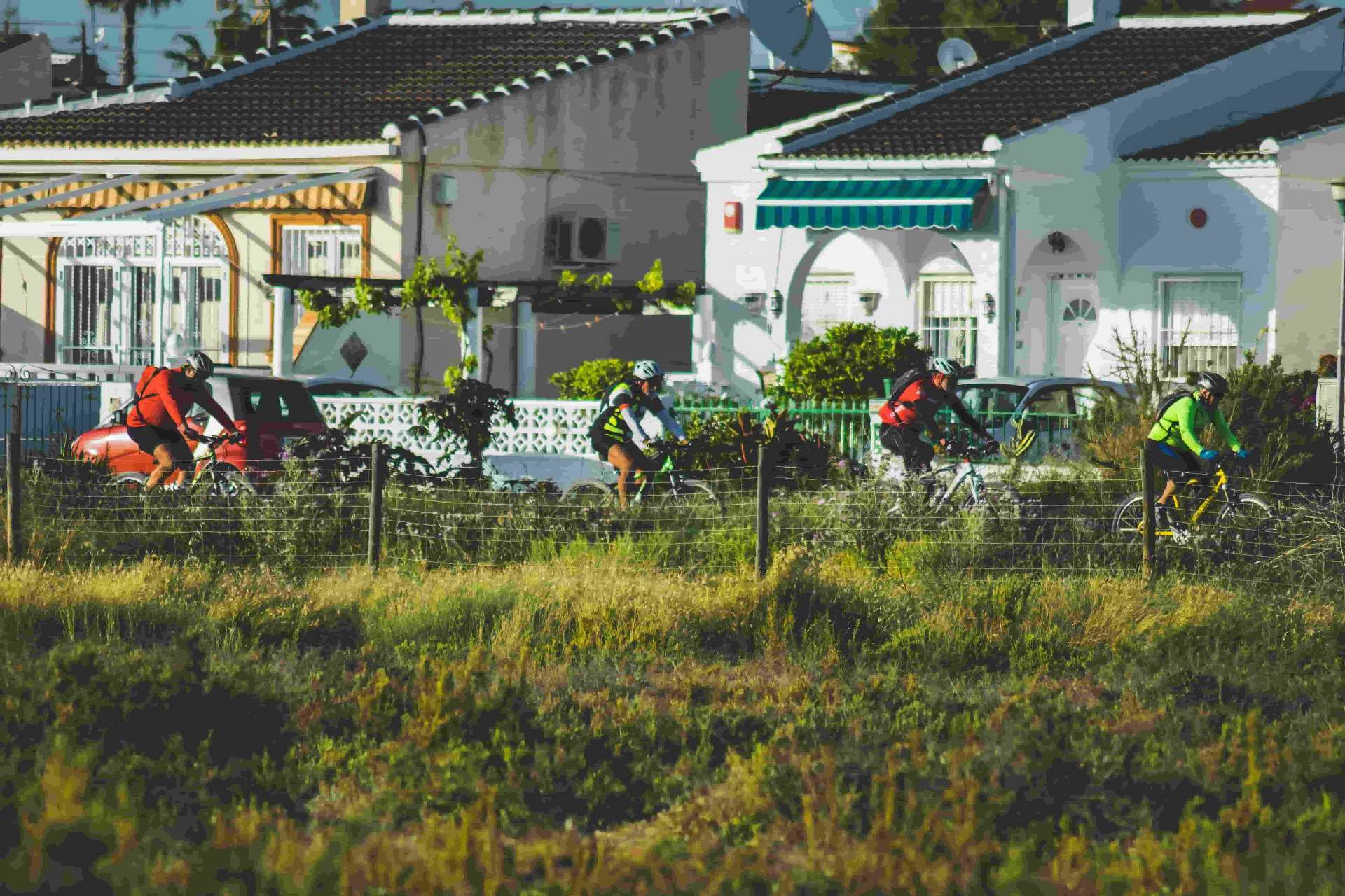 Radfahrer radeln an spanischen Wohnhäusern vorbei