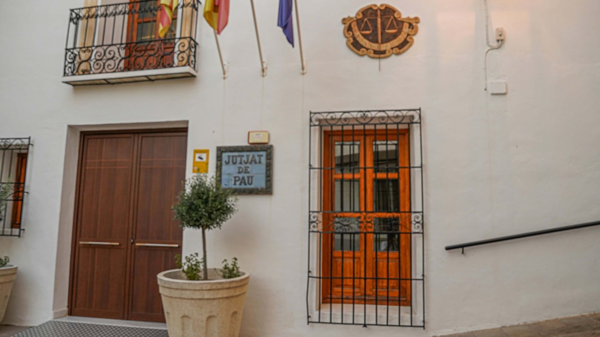 Edificio municipal español - Seguro de salud para visado de estudiante en España 2026